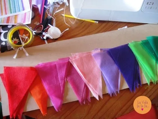 La Vida lalala...: Banderines fiesteros y papel de regalo DIY La Vida lalala...: Banderines fiesteros y papel de regalo DIY