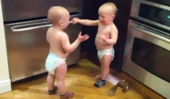En video, gemelos bebés “discutiendo” se convierte en un suceso en ... En video, gemelos bebés “discutiendo” se convierte en un suceso en ...