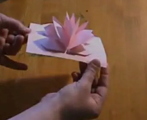 Video para hacer una tarjeta con forma de flor | Manualidades faciles