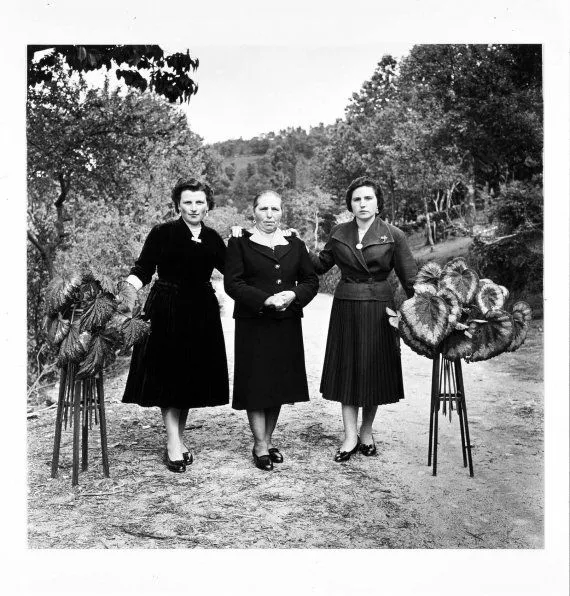 Vieitez, Virxilio: Tres mujeres, Barro de Arén. Vieitez, Virxilio: Tres mujeres, Barro de Arén.