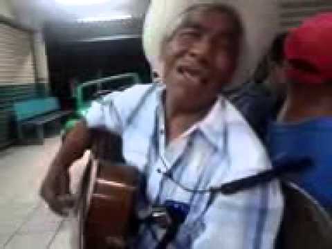 Viejito chistoso cantando - YouTube