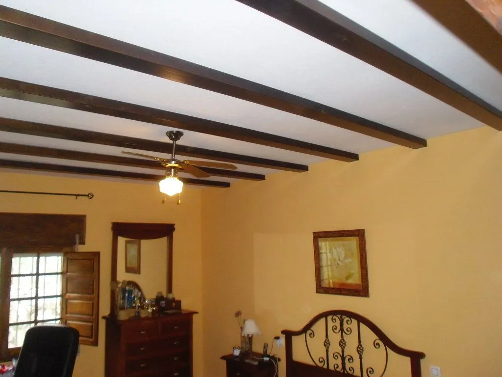El uso de las vigas y molduras al decorar techos El uso de las vigas y molduras al decorar techos