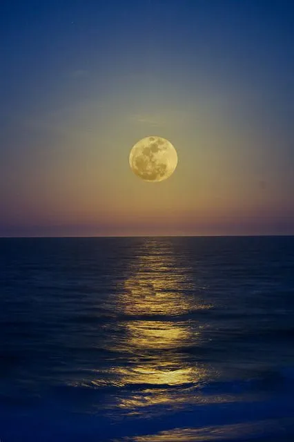 Villa Mara — “Divina calma del mar donde la luna dilata largo... Villa Mara — “Divina calma del mar donde la luna dilata largo...
