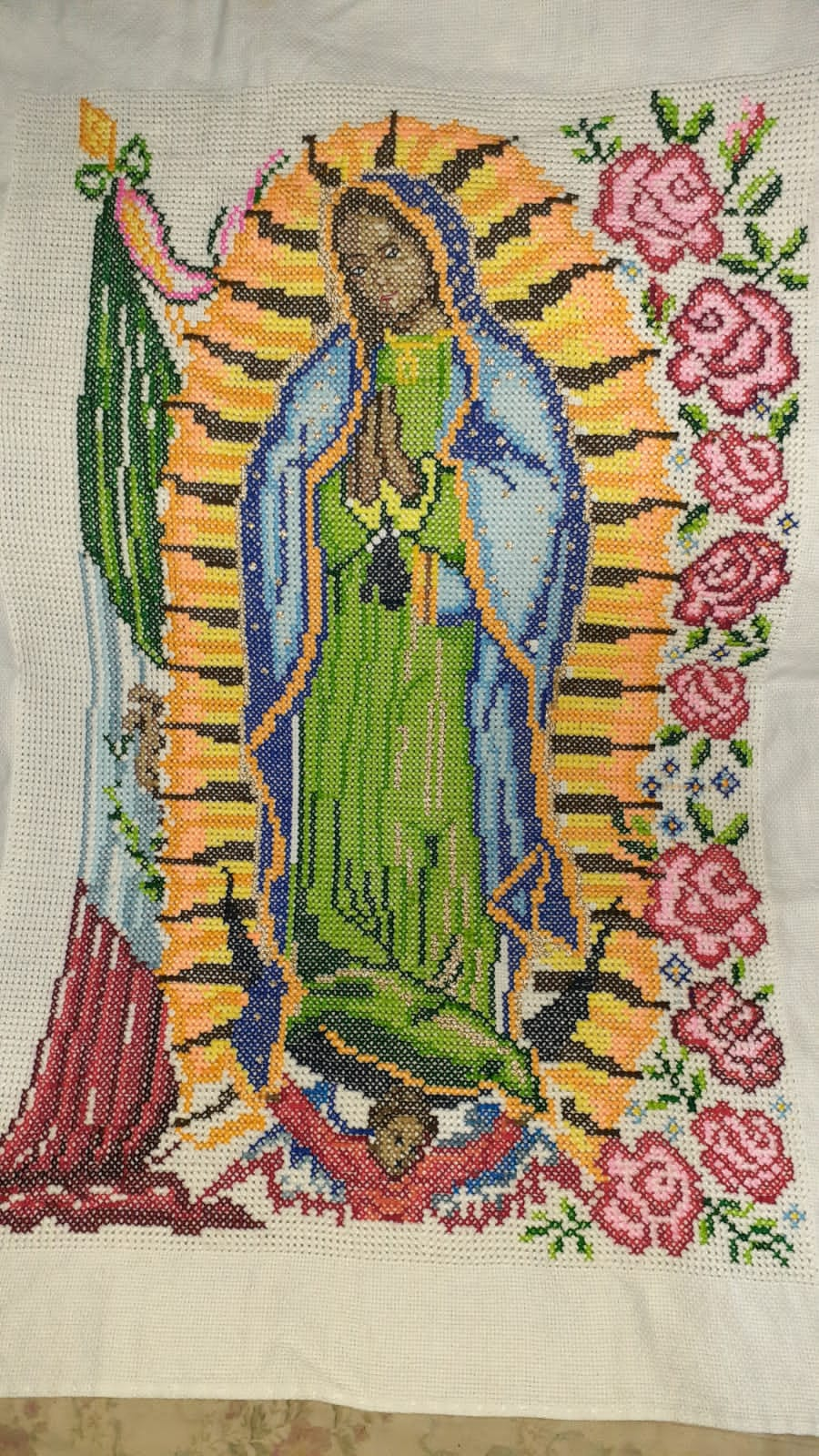 Virgen de Guadalupe, hecha con punto de cruz por mi tía. : r/mexico