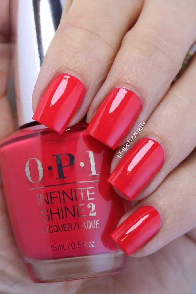 Vistosas uñas en color rojo brillante.