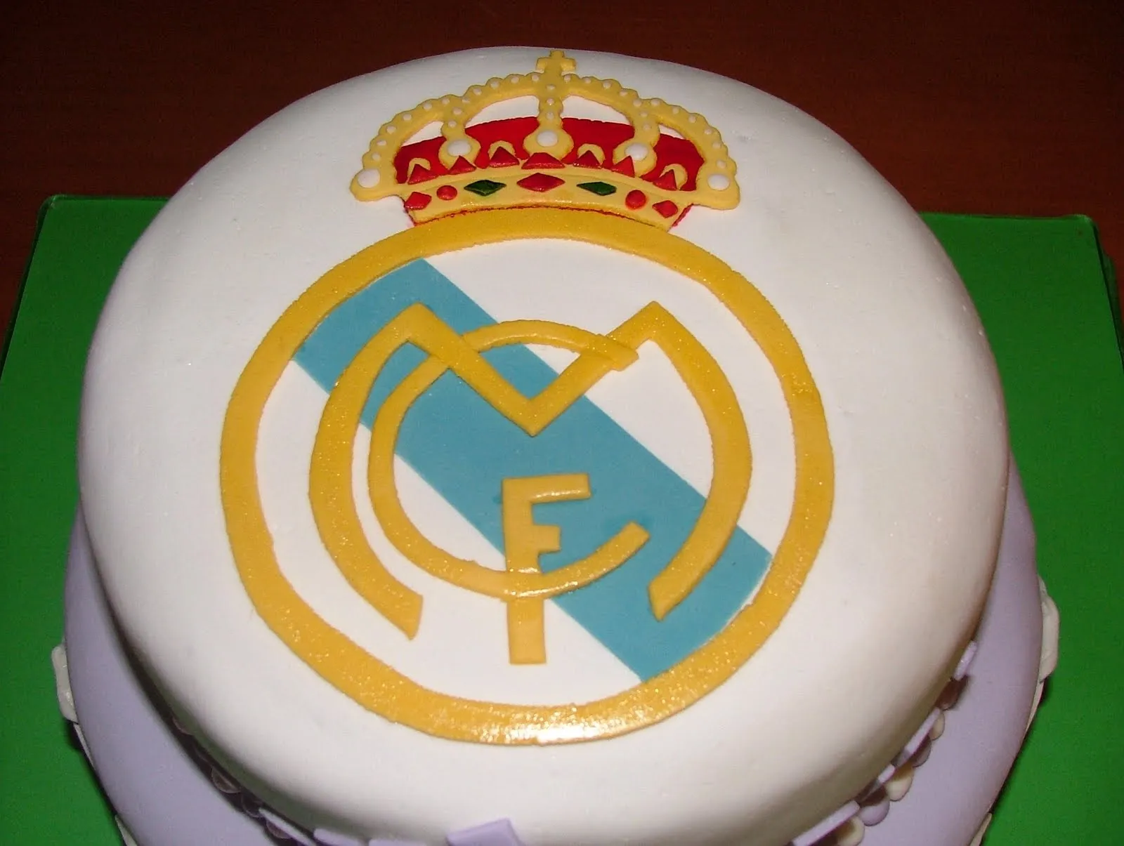 VIVIENDO DULCEMENTE: Tarta Real Madrid de la Comunión de Rubén VIVIENDO DULCEMENTE: Tarta Real Madrid de la Comunión de Rubén