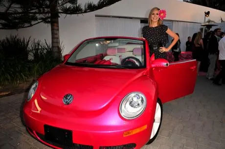 Volkswagen también se apunta al cumpleaños de Barbie con el New Beetle