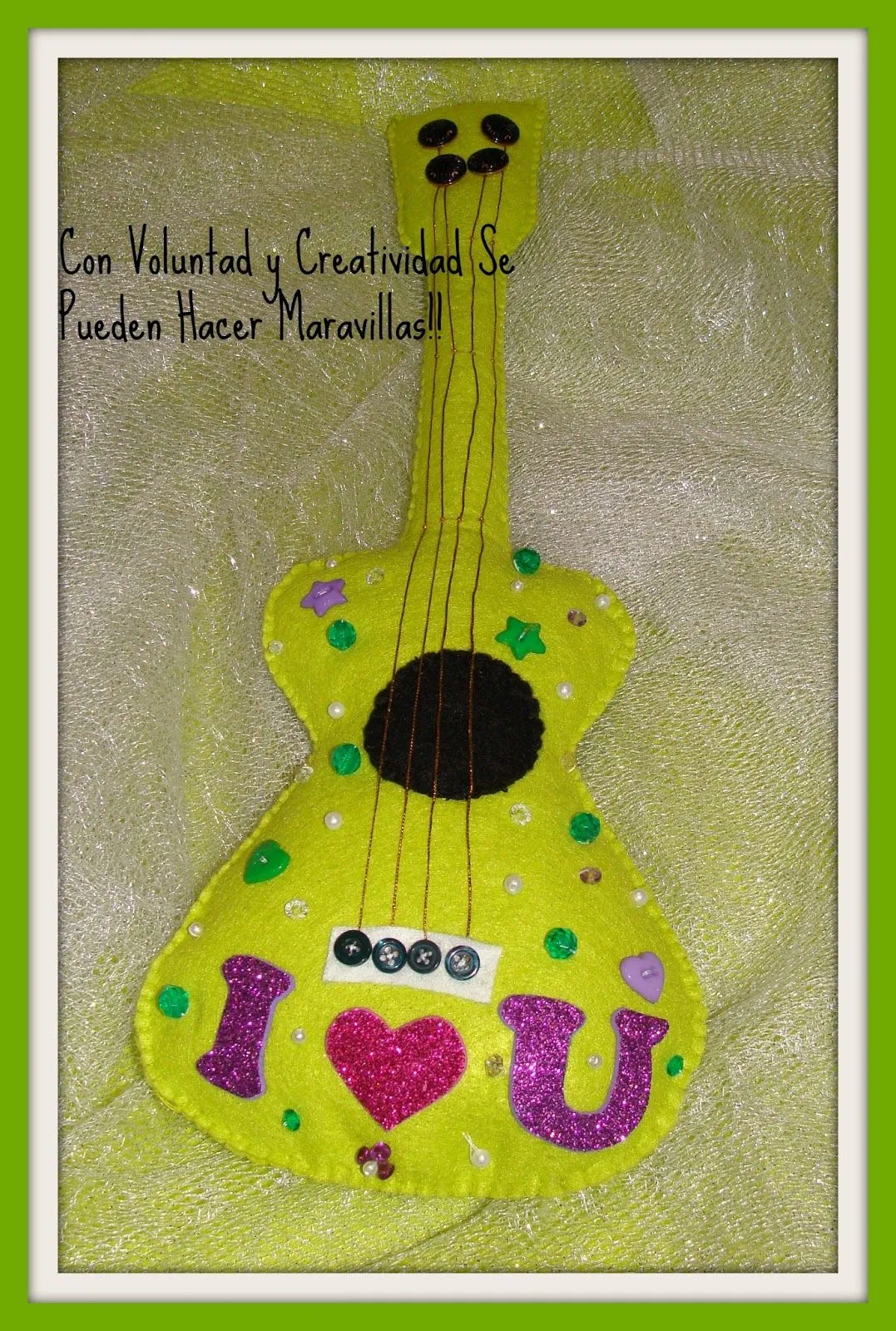 CON VOLUNTAD Y CREATIVIDAD SE PUEDEN HACER MARAVILLAS!: GUITARRA EN FIELTRO CON VOLUNTAD Y CREATIVIDAD SE PUEDEN HACER MARAVILLAS!: GUITARRA EN FIELTRO