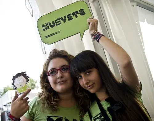 Dos voluntarias moviéndose con Konsume Pokito | Flickr - Photo ...