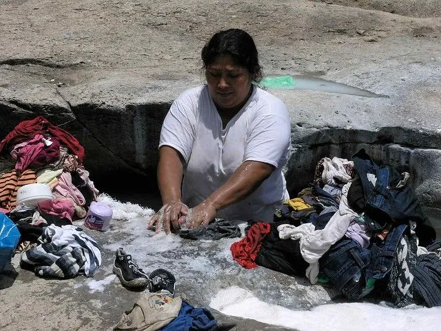 Washing clothes - Lavando la ropa; Río Olama, Boaco, Nicaragua ...