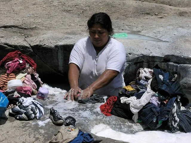 Washing clothes - Lavando la ropa; Río Olama, Boaco, Nicaragua ... Washing clothes - Lavando la ropa; Río Olama, Boaco, Nicaragua ...