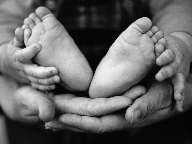 foto de pies y manos de bebe en blanco y negro