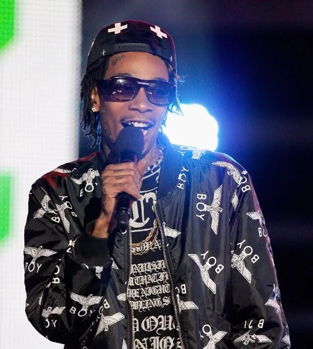 Wiz Khalifa diz que Miley Cyrus fuma “uma tonelada de maconha ...