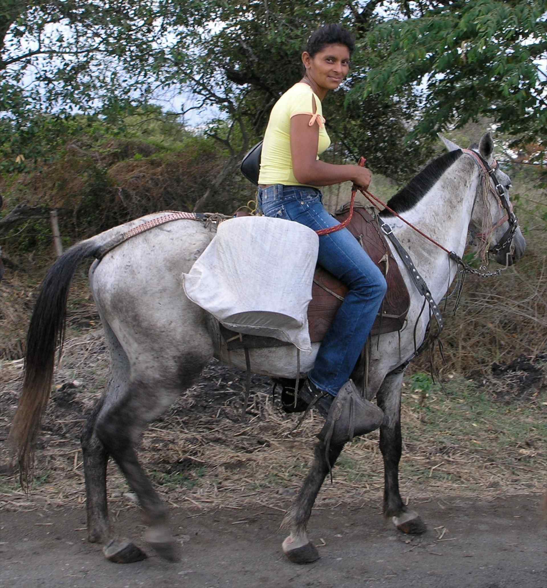 Woman on horseback - Mujer en caballo entre Tecolostote, Boaco y ...