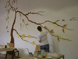 Aquí estoy yo, de espaldas pintando una pared en la biblioteca de mi ...