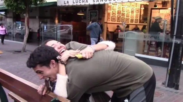 YouTube: ¿cómo se logra que una mujer extraña te diga "te amo ...