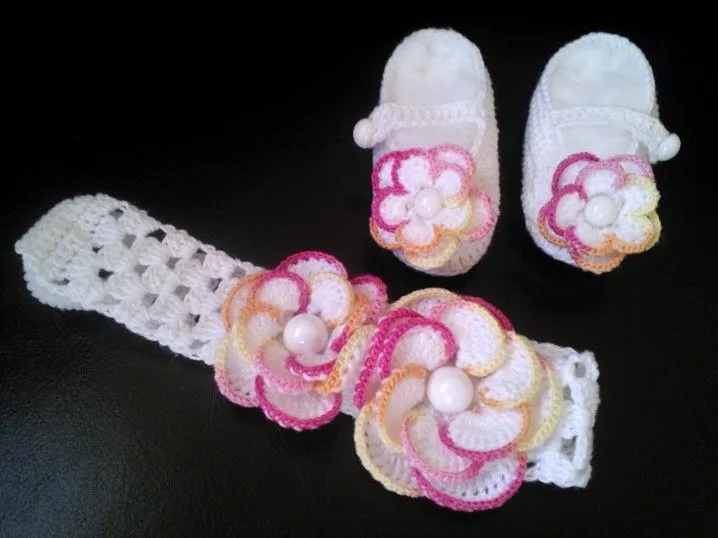 Zapaticos para niña con su cintillo | Tejidos Gitte | Pinterest Zapaticos para niña con su cintillo | Tejidos Gitte | Pinterest