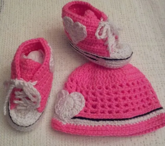Zapatitos Crochet Rosa Converse y Gorra para Bebe por LaBufandaLLC