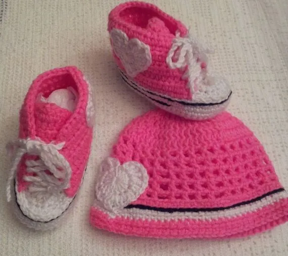 Zapatitos Crochet Rosa Converse y Gorra para Bebe por LaBufandaLLC Zapatitos Crochet Rosa Converse y Gorra para Bebe por LaBufandaLLC