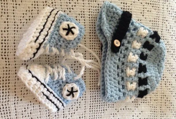 Zapatitos Crochet Rosa Converse y Gorra para Bebe por LaBufandaLLC