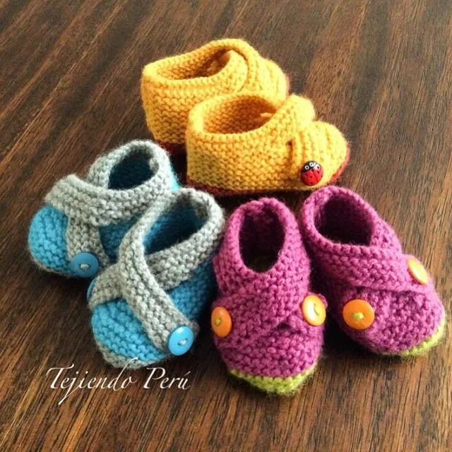 Zapatitos cruzados tejidos en dos agujas o palitos para bebés (en ... Zapatitos cruzados tejidos en dos agujas o palitos para bebés (en ...