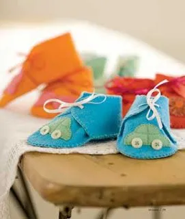 Hacer zapatitos de fieltro para bebe con moldes | Manualidades ... Hacer zapatitos de fieltro para bebe con moldes | Manualidades ...