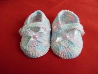 Zapatitos tejidos a crochet para bebe de unos 6 a 9 meses.