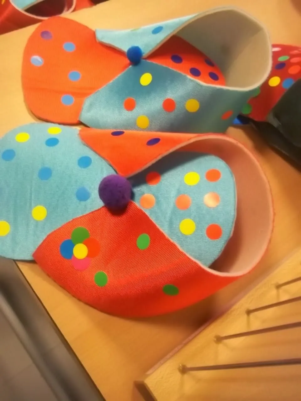 ZAPATOS Y GORROS DE PAYASO.... JEJEJ!!!!!