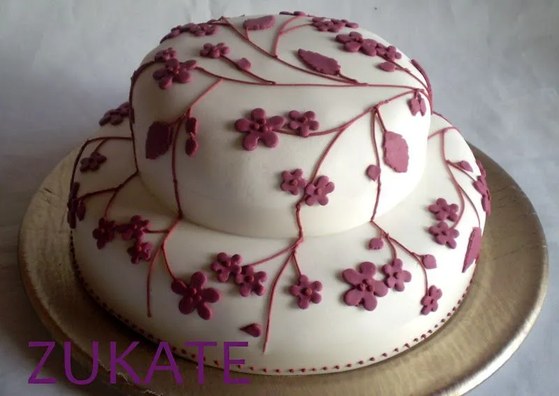 ZUKATE: TORTA CON FLORES EN BORDEAUX