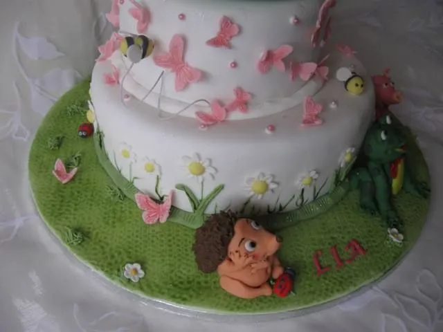 zweistöckige Lillifeetorte und Blümchen-Gugelhupf mit Tinkerbell ... zweistöckige Lillifeetorte und Blümchen-Gugelhupf mit Tinkerbell ...